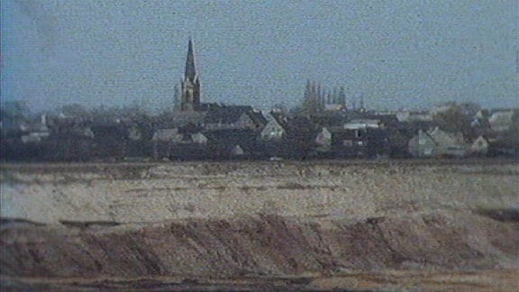 Goitzsche, Dorf im Hintergrund.
