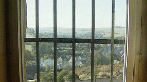 Ein Fenster mit Gitterstäben.