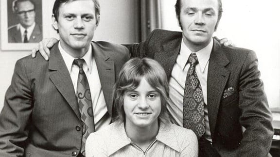 Bernd Bransch, Klaus Urbanczyk und Kornelia Ender, Schwimmerin und vierfache Olympiasiegerin von 1976 in Montreal bei einer Sportlerehrung. Aufnahme undatiert.
