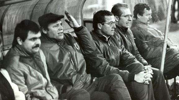 In der Mitte, Trainer Karl Trautmann, rechts neben ihm Co-Trainer Bernd Donau. Aufnahme undatiert, 1986/87