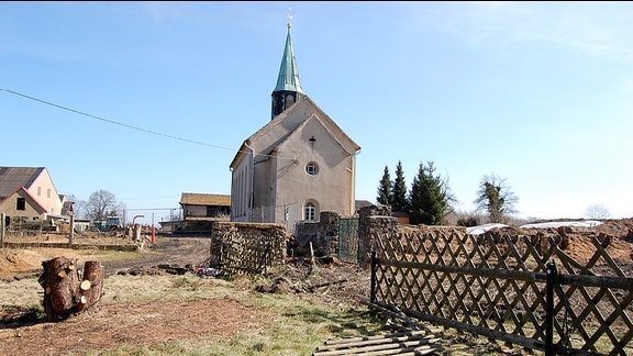 Kirche auf einer brachigen Fläche.