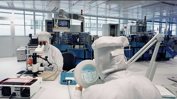 Blick in einen Produktionsraum von Infineon in Dresden