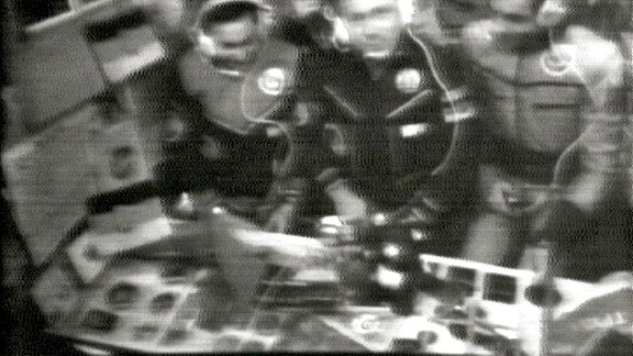 Wenn die Crew von Sojus 31 auf Sendung war, mussten stets die Fotos der beiden Staatschefs, Leonid Breschnew und Erich Honecker, gut sichtbar aufgestellt sein.
