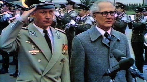 Sigmund Jähn und Erich Honecker beim Abspielen der Nationalhymne der DDR.