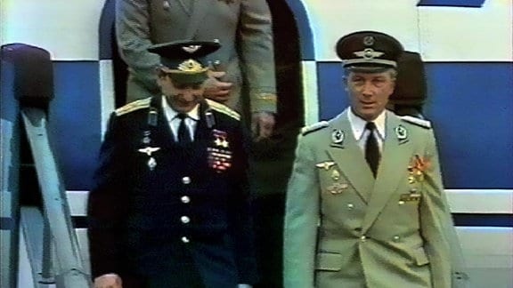 Am 21. September 1978 landet Sigmund Jähn gemeinsam mit dem Kommandanten des Weltraumflugs, Waleri Bukowski, auf dem Flughafen Berlin-Schönefeld.