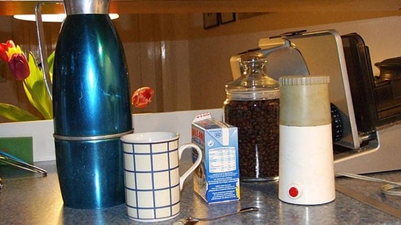 Thermoskanne und Kaffeemühle