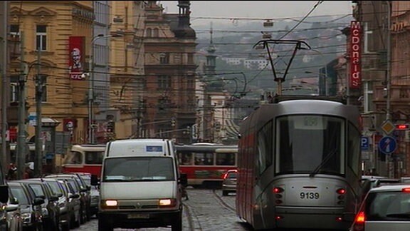 Straßenbahnen und Autos in einer Stadt