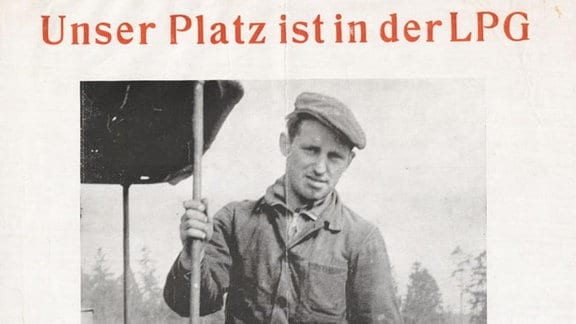 Auf diesem Agitations-Plakat der SED-Kreisleitung von Gnevsdorf, einem kleinen Ort in der Priegnitz, ruft ein Traktorist, Genosse Heinz Lalla, 1963 die Traktoristen seines Kreises auf, seinem Beispiel zu folgen und ebenfalls der Landwirtschaftlichen Genossenschaft beizutreten.