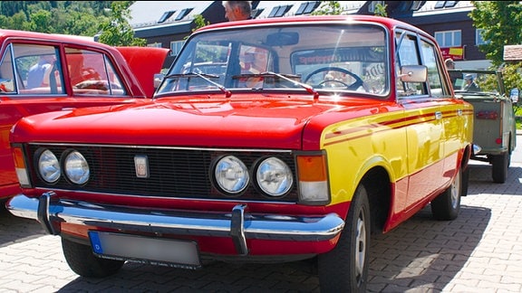 frontal aufgenommen - roter Polski-Fiat mit gelben Seitenstreifen