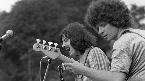 Harry Jeske, Bassist (vorn) und Dieter Hertrampf, Sänger und Gitarrist der Puhdys, 1972