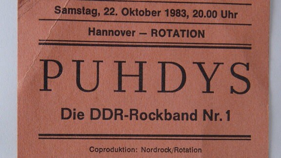 abgerissene Eintrittskarte für ein Konzert der Puhdys am 22.Oktober 1983 in Hannover.