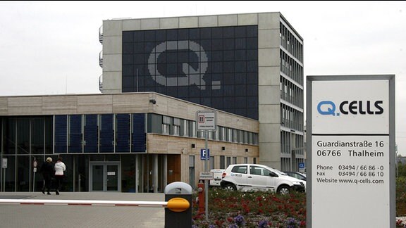 Die Außenansicht des Hauptsitzes der Firma Q-Cells AG in Thalheim bei Bitterfeld.