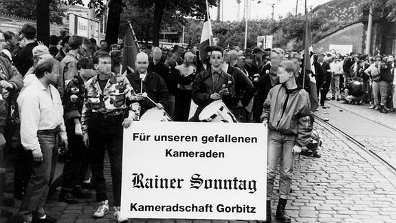 Jugendliche Rechtsextreme marschieren am 15.06.1991 in Dresden für Rainer Sonntag