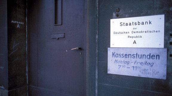 Eingangsschild der Staatsbank der DDR Eingangsschild
