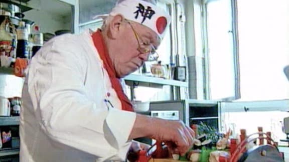 Rolf Anschütz beim Japanischkochen