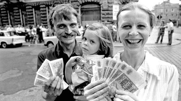 Diese Dresdner Familie tauschte am 01.07.1990 in einer Sparkasse in Dresden Ostmark gegen 2000 D-Mark.