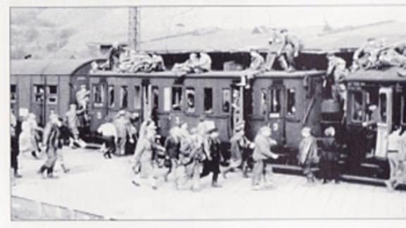 Täglich rollten in den Schichtzügen der Wismut tausende Kumpel zur Arbeit. Viele hockten auf den Dächern oder fuhren auf den Trittbrettern mit.