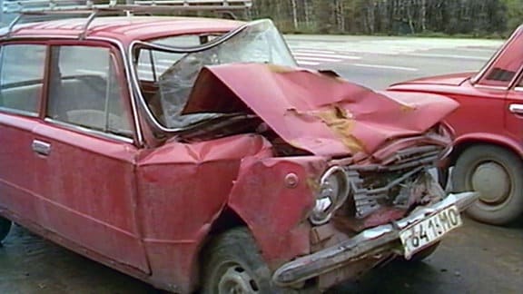rotes Autowrack nach Unfall