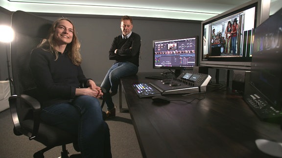 Christiane Hiam vor Rechner beim Grading im Hintergrund Ralf Jesse