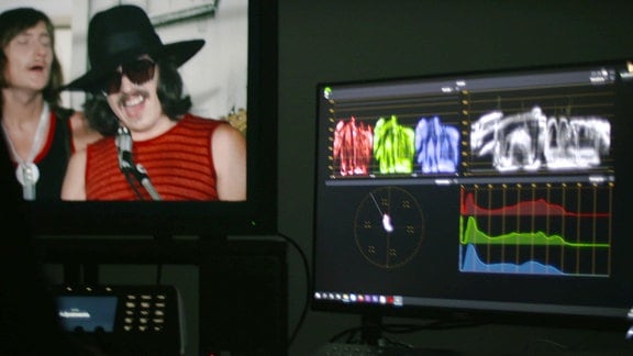 Bildschirm nah, Bild aus Film / Sänger rechts, Bearbeitungsprogramm rechts