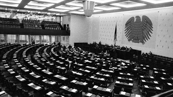 1974 debattiert der Deutsche Bundestag in Bonn. 