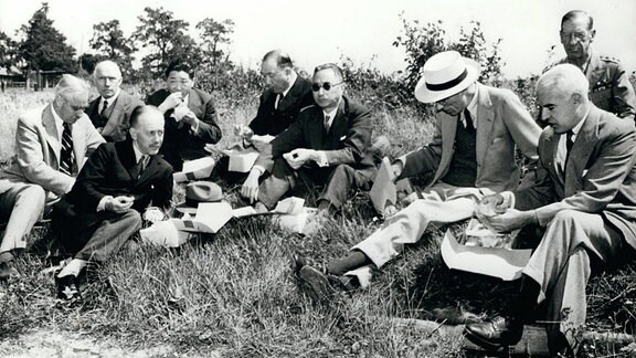 Joseph C. Hrew, Stanley Hornbeck, Sir Alexander Cadogan, Dr. Wallington Koo, Lord Haltfazer, Edward R. Stettinius und Gen. Stanley Embick, 1944