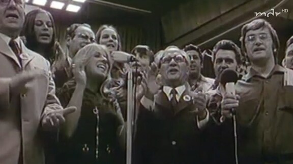 Erich Honecker singt mit Jugendlichen