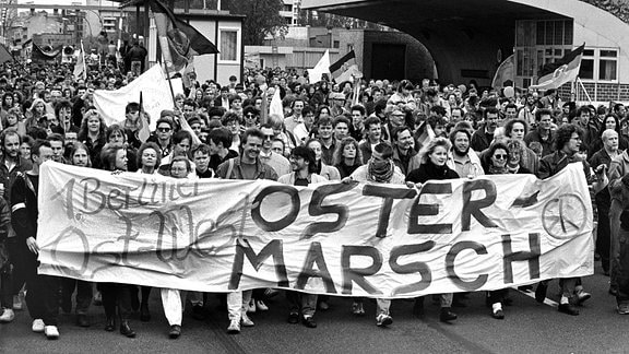 15. April 1990 erster Ost-West Ostermarsch der Demozug ging durch den ehemaligen Grenzübergang in der Heinrich-Heine-Strasse in Berlin-Mitte un Berlin-Kreuzberg