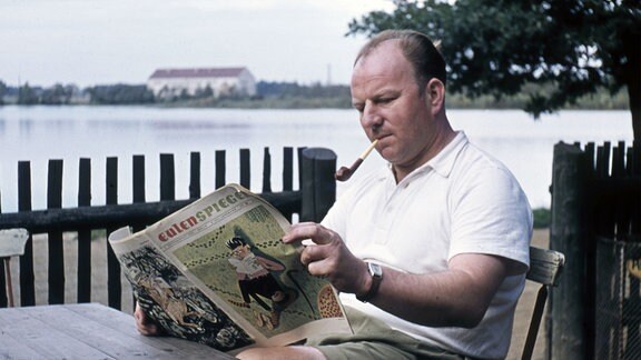 Mann beim Zeitung lesen  - Satireblatt Eulenspiegel