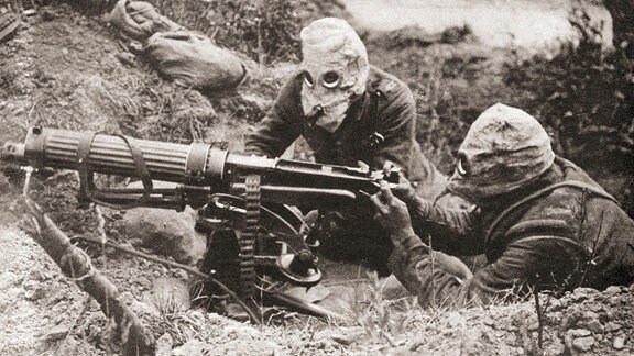 zwei Soldaten mit Gasmaske im 1ten Weltkrieg