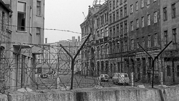 Zugemauerte Fenster in Häusern auf der Ostseite der Mauer in Berlin, Deutschland 1962.