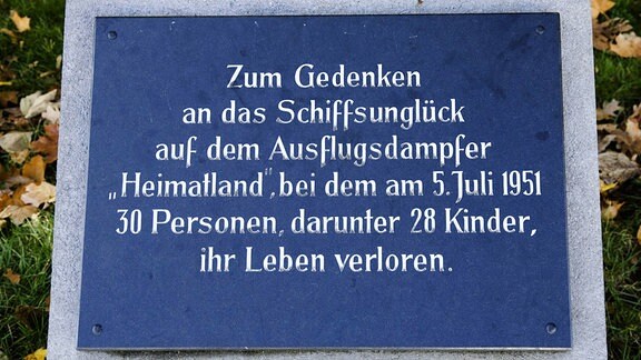 Tafel erinnert an die Opfer des Schiffsunglücks der MS Heimatland vom 5. Juli 1951 am Treptower Hafen in Berlin.
