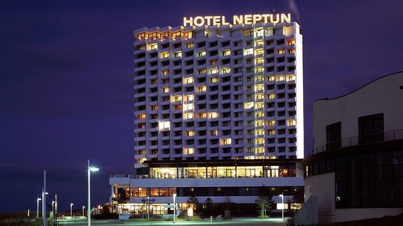 Legendäres Hotel Neptun an der Strandpromenade in Rostock-Warnemünde