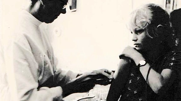 Putbus 1970, Silvia bekommt ihre Insulinspritze. Die Schwester, die sie ihr gibt, ist selbst Diabetikerin 