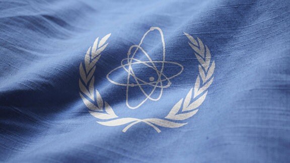 Fahne mit dem Logo der Internationalen Atomenergie-Organisation