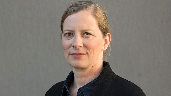 Kerstin Brückweh, Portraitfoto, Frau mit blonden Haaren schaut lächelnd in die Kamera.