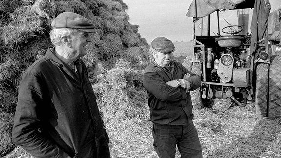 Bauern und Traktor an einer Rübenmiete, 1988