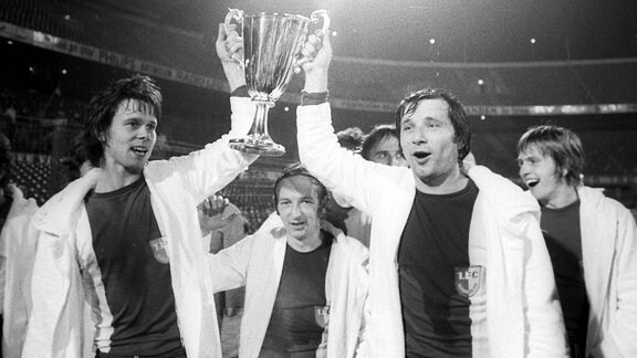 Jürgen Sparwasser und Manfred Zapf 1974 mit dem Europapokal