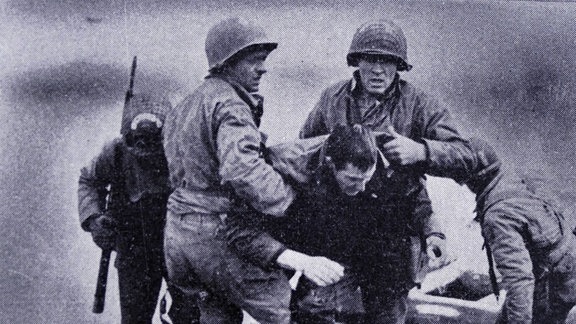 Ein schwarz-weiß Foto zeigt eine Szene aus dem zweiten Weltkrieg.