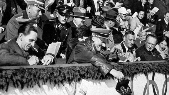 Adolf Hitler und Joseph Goebbels geben Autogramme bei den Olympischen Winterspielen 1936