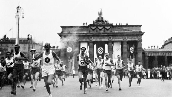 Läufer am Brandenburger Tor beim Start der Olympischen Sommerspiele 1936, Berlin.