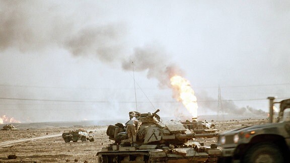 US Marine Korps folgen 1991 Irakischen Truppen auf dem Rückzug aus dem Kuwait