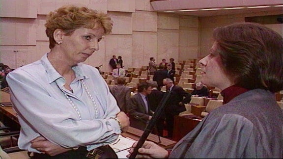 Sabine Bergmann-Pohl wird am 05. April 1990 nach ihrer Wahl zur Präsidentin der Volkskammer interviewt