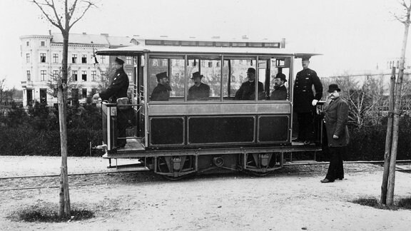 Die erste elektrische Straßenbahn der Welt, entworfen von Siemens und Halske, 1881 in Berlin.