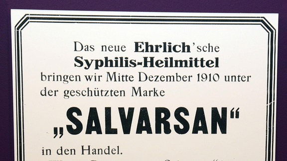 Ein Aushang über das Syphilis-Heilmittel "Salvarsan" und die Einführung in den Handel