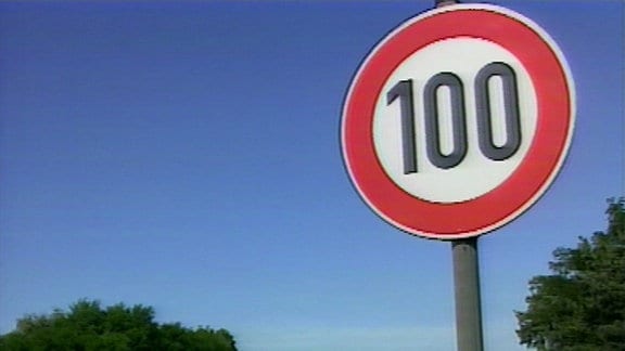 Tempo-100-Verkehrsschild