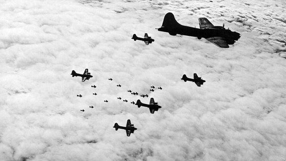 Mehrere B-17 Flying Fortress Bomber fleigen 1943 in Formation