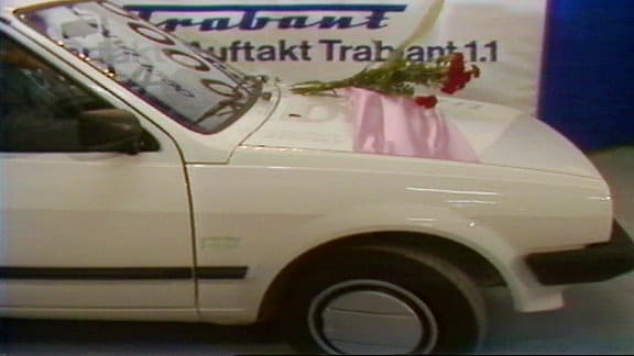 Ein VW Polo ist mit Blumen geschmückt.