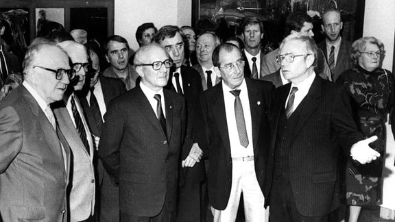 Staatsratsvorsitzender Erich Honecker (vorn 3.v.li., GDR/SED), Maler Willi Sitte (vorn 2.v.re., GDR), Horst Sindermann (GDR/SED/Präsident der Volkskammer) und Willi Stoph (2.v.li., GDR/SED/Vorsitzender des Ministerrates der DDR) während der X. Kunstausstellung der DDR in Dresden, 03.10.1987