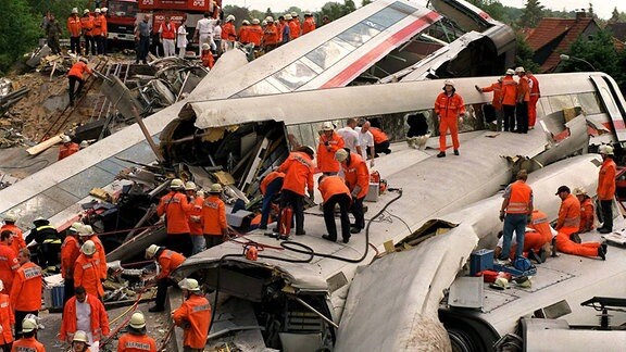 Rettungsarbeiten an entgleistem Zug bei Eschede, 1998